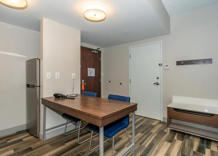 Hotel Hampton & - West